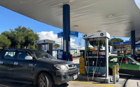 Gasolinera en Ecuador, donde según el Gobierno el Decreto 444 contuvo el alza prevista en los combustibles..