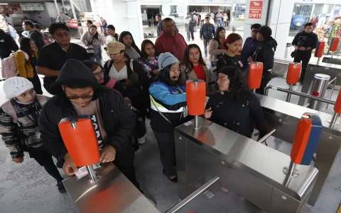Pasajeros. Por la paralización, los usuarios optaron por tomar el Trole y Ecovía. En la mañana había largas filas.