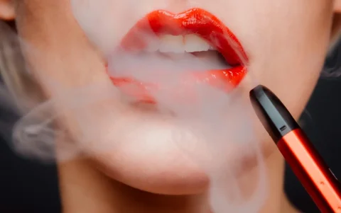 En cuanto al vapeo, se estima que en 2024 se desechaban cerca de 5 millones de cigarrillos electrónicos por semana en el país.