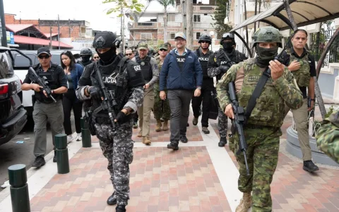 Ecuador amplía toque de queda en 2026, según John Reimberg, para atacar economías criminales en Pichincha.