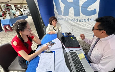 Contribuyentes reciben asesoramiento de técnicos del SRI.