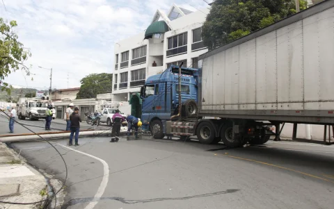 Debido al incidente de tránsito se cerró parcialmente la circulación de vehículos por la calle Bálsamos, en el ingreso a Urdesa.