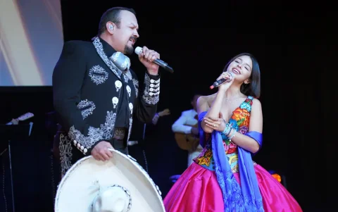 Pepe y Angela Aguilar para Billboard en 2021.