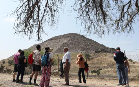 Personas observan la zona arqueológica de Teotihuacán en San Juan Teotihuacán (México).