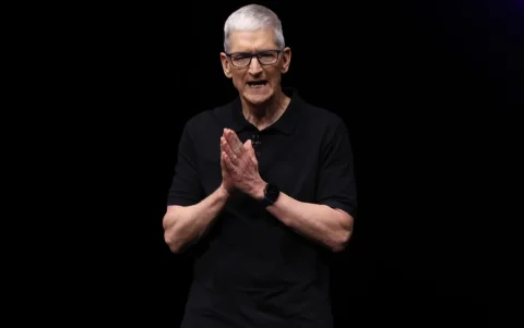 Tim Cook, quien lideró la compañía desde 2011, deja el cargo tras consolidar a Apple como la empresa más valiosa del mundo.