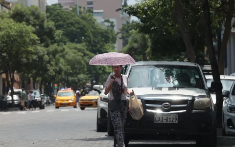 Niños, adultos mayores y trabajadores al sol son más vulnerables durante altas temperaturas por deshidratación.