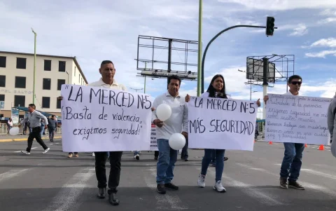 Portando carteles los conductores de taxis pidieron seguridad.