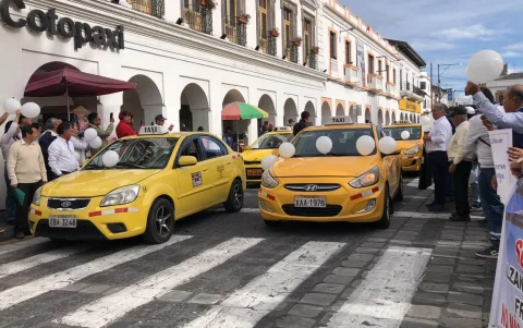 Varios taxistas salieron en sus unidades a la protesta pidiendo seguridad, todos llegaron hasta el edificio de la Gobernación de Cotopaxi.