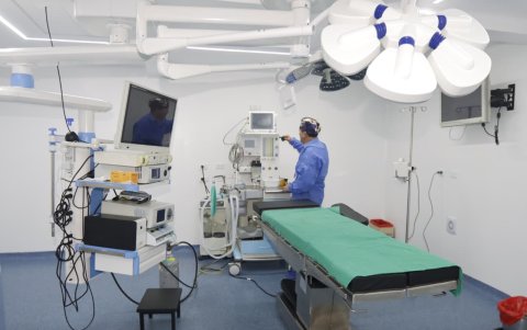 El hospital dispone de quirófanos inteligentes integrados con sistemas de gestión digital y conexión directa con el archivo de imágenes.
