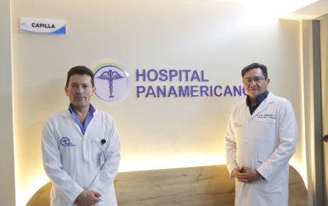 Los doctores William Valenzuela (i) y José Campuzano forman parte de los médicos especialistas capacitados con los que cuenta el hospital.