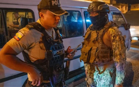 Toque de queda reduce homicidios nocturnos en Ecuador, pero crimen se desplaza a otros horarios y zonas.