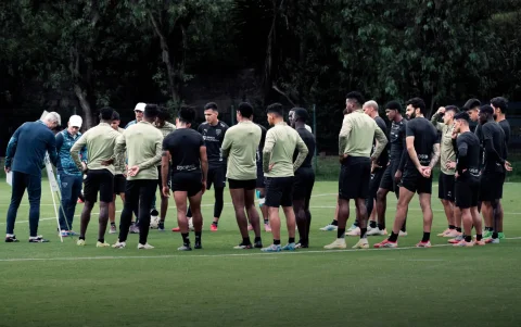 El entrenador Tiago Nunes (i) dejó listo el equipo para el Superclásico capitalino.
