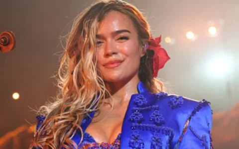 Karol G deslumbró con sus ondas boho