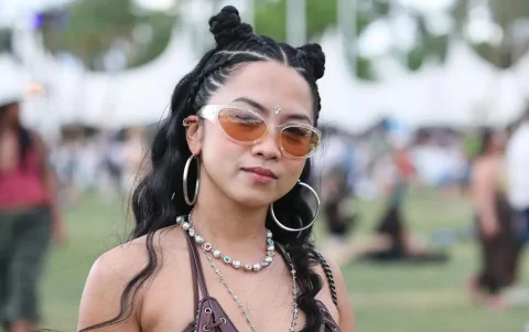 Aunque se usan hoy en día, los mini buns son un peinado icónico de la década de los 90