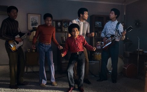 Juliano Krue Valdi interpreta a Michael Jackson en su etapa infantil.