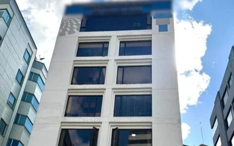 Fiscalía realiza allanamientos en Quito por presunto soborno en compra de uniformes policiales.