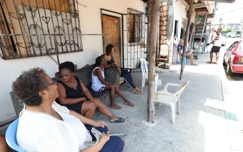 Ante el calor, los vecinos de la cooperativa Santiaguito Roldós salen a sus portales durante el día.