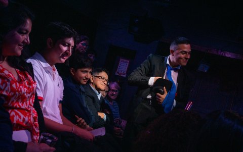 Los protagonistas interactúan el interpelan al público durante la puesta en escena.