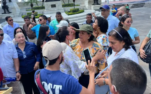 Luego de la rueda de prensa, Gabriela Rivadeneira saludó con simpatizantes de su organización política.