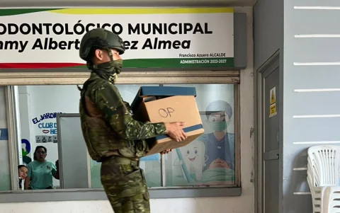 Documentos y equipos tecnológicos fueron incautados como parte de la investigación por presunto tráfico de influencias.