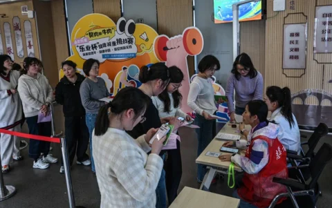 Mujeres haciendo fila para pesarse en un centro comunitario local en Wuxi, en la provincia de Jiangsu, al este de China.