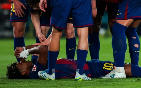 Lamine Yamal se lamenta en el césped tras marcar de penal con el FC Barcelona, antes de salir lesionado ante el Celta de Vigo en LaLiga.