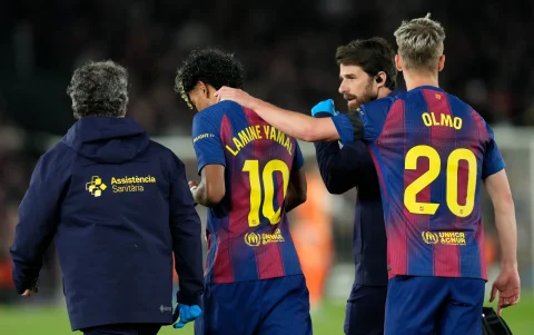 El delantero del FC Barcelona Lamine Yamal (2i) se retira lesionado durante el partido de la jornada 33 de LaLiga que FC Barcelona y Celta de Vigo.