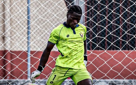 El joven defensor Wilder Estupiñán asumió ayer la responsabilidad de custodiar el arco de El Nacional.