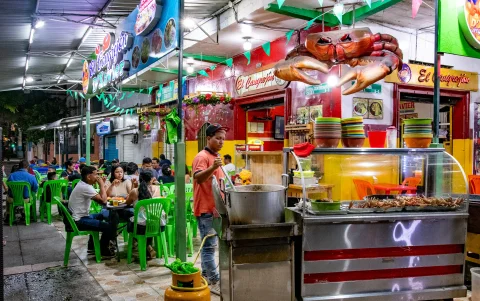 La venta de cangrejos en Guayaquil se realiza más a partir de las 22:00. El toque de queda los afecta mucho.