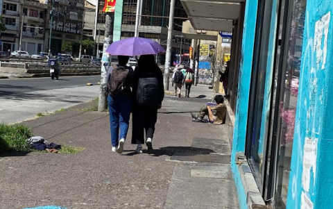En la av. 10 de Agosto, cerca del IESS, en Quito, un habitante de calle de menos de 30 años está sentado, con el pantalón bajo las rodillas.