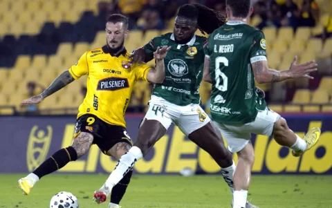 Barcelona SC logró una remontada ante Mushuc Runa con goles de sus defensores.