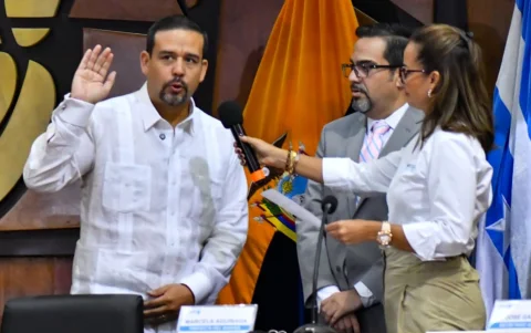 La prefecta Marcela Aguiñaga tomó juramento a Carlos Encalada, como viceprefecto de Guayas, tras la renuncia de Carlos Serrano.