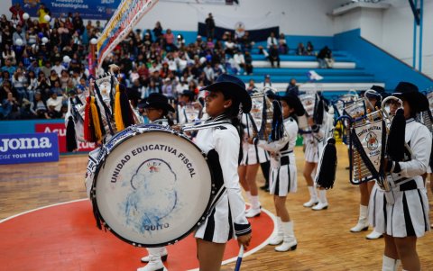 La Unidad Educativa Simón Bolívar fue parte del show de medio tiempo con su banda marcial y bastoneras.