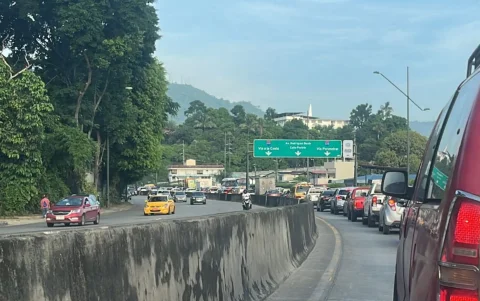 En repetidas ocasiones, tras un accidente en vía a la costa, el tráfico se extiende hasta la avenida del Bombero, cerca de Los Ceibos, en Guayaquil.