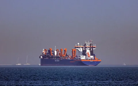 Un buque fondeado frente a la costa de Dubái, Emiratos Árabes Unidos, el 1 de marzo de 2026.