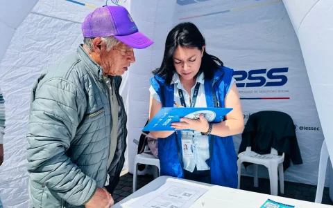 Un jubilado escucha sobre los beneficios del IESS.