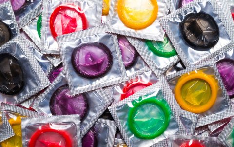 El petróleo influye en la producción de preservativos porque interviene en materiales como el látex sintético, el nitrilo y los lubricantes.