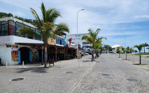 Locales gastronómicos en la zona turística de Las Palmas, en Esmeraldas, lucen con baja afluencia mientras el sector se prepara para ajustar horarios ante el anunciado toque de queda.