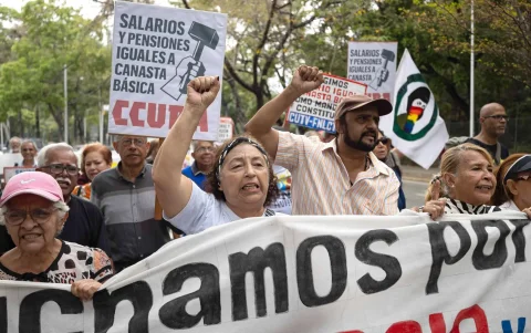 Protesta de educadores universitarios frente a la Universidad Central de Venezuela este miércoles, en Caracas (Venezuela).