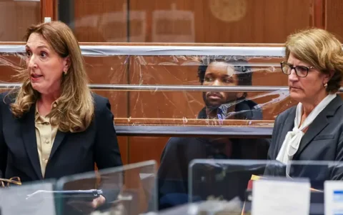 La abogada Blair Beck, misma que defendió a Harvey Weinstein, es la defensa del acusado.