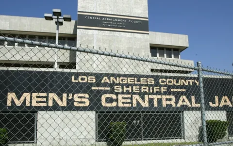 Actualmente, d4vd se encuentra recluido en la Cárcel Central de Hombres del Condado de Los Ángeles.