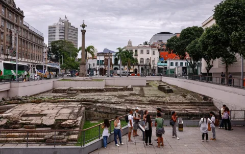 Turistas visitando el yacimiento arqueológico del Muelle de Valongo, en Río de Janeiro (Brasil).