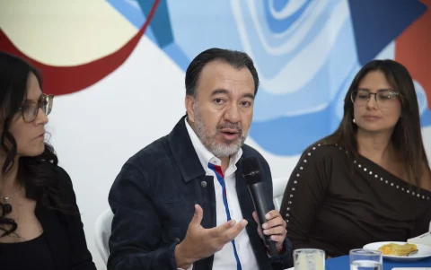 Pabel Muñoz durante un conversatorio con medios de comunicación este 23 de abril de 2026.