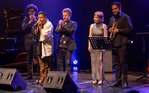 El baterista Carlos Sánchez (i), Daniel, el bajista Ivis Flies, la cantante Mónica Castillo y el trompetista Paúl Sánchez, en el show en el Teatro Variedades el 9 de abril.