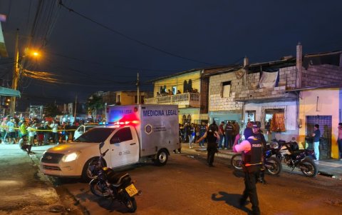 La policía en el levantamiento del cadáver de la mujer asesinada en Santa Rosa