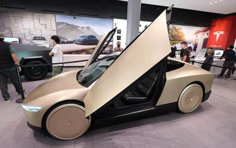 Muestra del Tesla Cybercab en el centro comercial de Berlín en 2024.