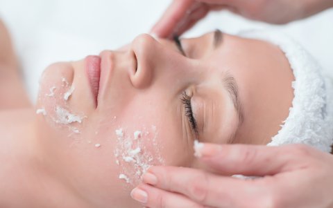 La exfoliación debe ser delicada para evitar irritación y brotes.