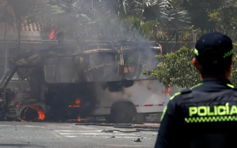 Vehículo afectado por una explosión el pasado 24 de abril de 2026, en inmediaciones del batallón de la Tercera Brigada del Ejército en Cali (Colombia).