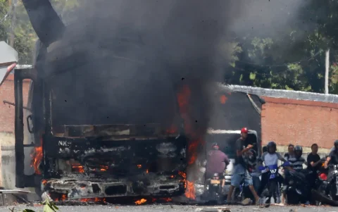Vehículo afectado por una explosión este 24 de abril de 2026, en inmediaciones del batallón de la Tercera Brigada del Ejército en Cali (Colombia).