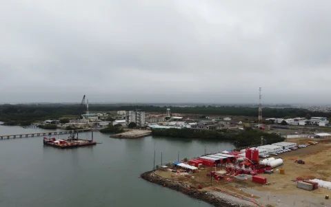 Una visión general del Puerto Bolívar.